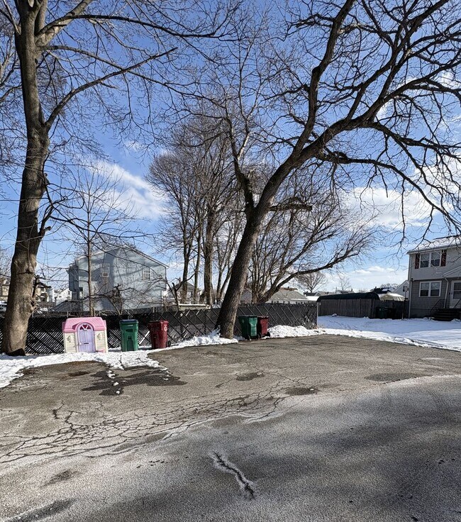 Building Photo - Spacious 3 Bedroom, 2 Bath Townhouse with In-Unit Laundry in Lowell, MA