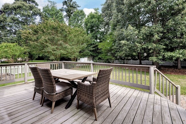 Building Photo - Spacious 5BR/4BA Home in Yorktown – Convenient Location and Comfortable Living