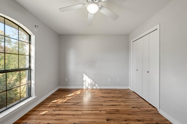 Building Photo - 2240 Prytania Cir