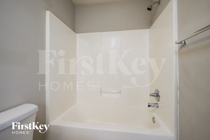 Building Photo - 4004 Village Park Ct