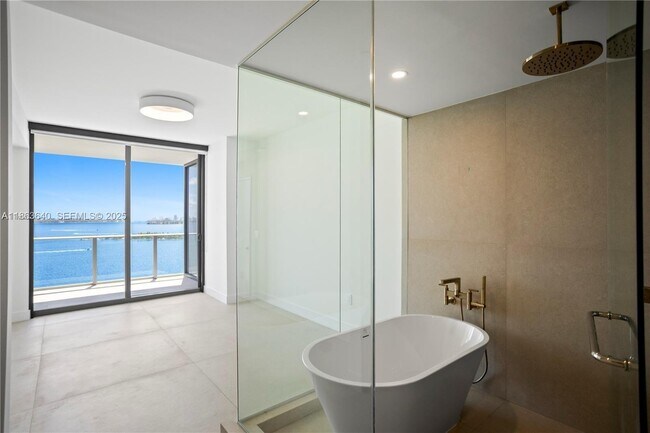 Building Photo - 700 NE 24th St