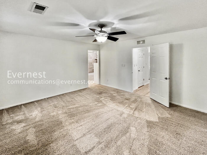 Building Photo - 438 The North Chace