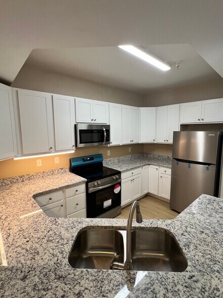 Kitchen - 5512 Metrowest Blvd
