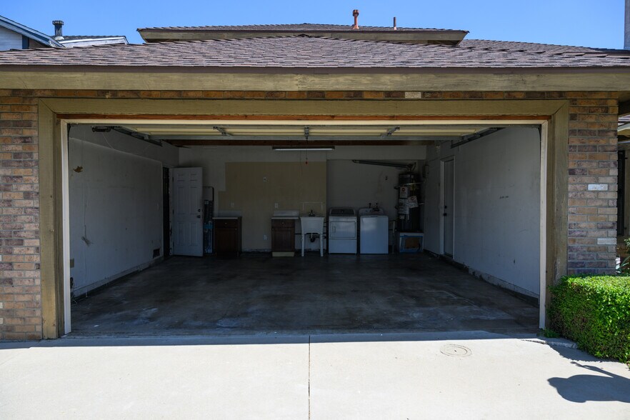 Building Photo - 8017 Alpaca St