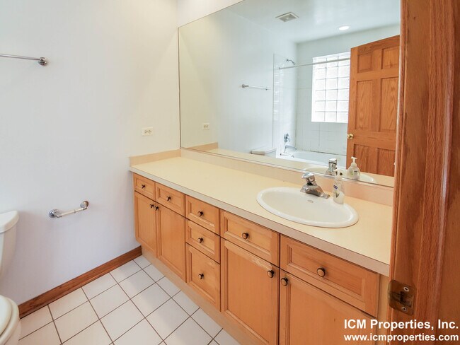 Building Photo - 2510 N Southport Ave