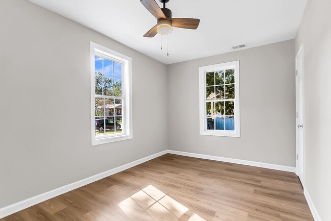 Building Photo - Charming North Charleston Home