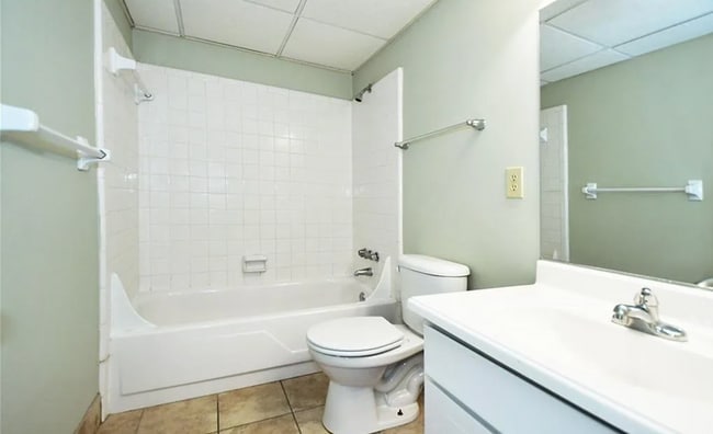 Building Photo - Well-maintained 2-bedroom, 1-bath upper level condo in Winston-Salem,