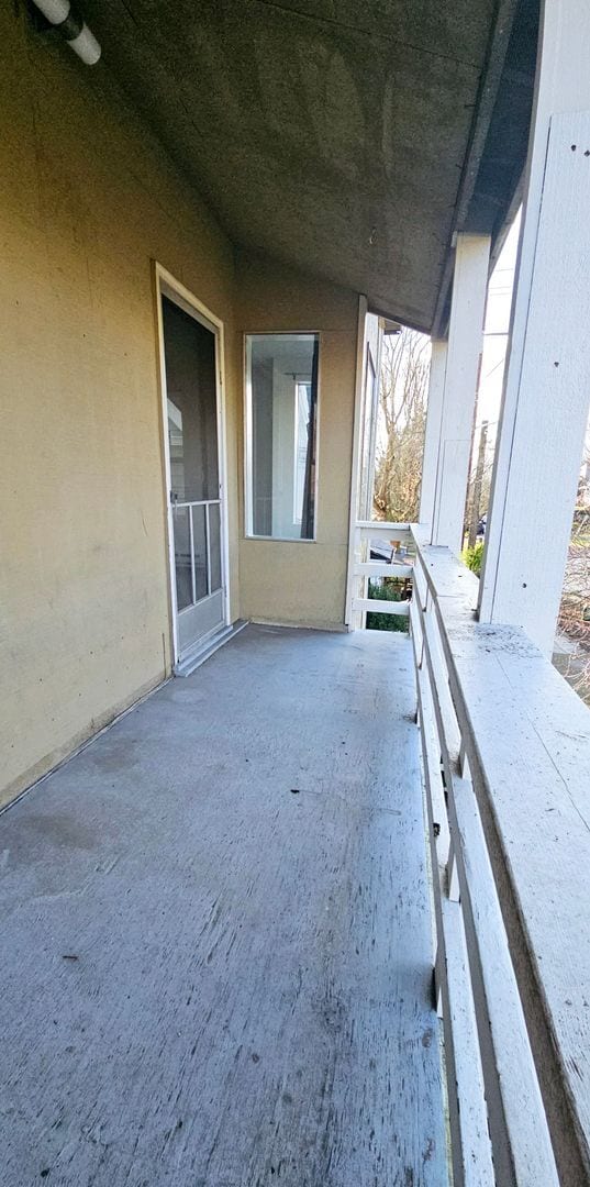 Building Photo - Duplex upper unit in Central District