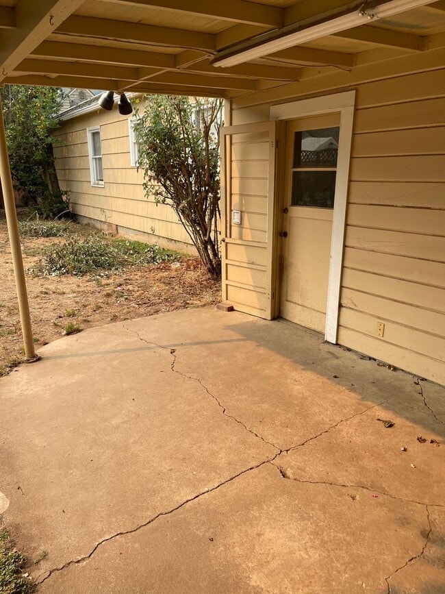 Building Photo - 3 Bedroom 1 Bath Home w/ 2 Car Garage
