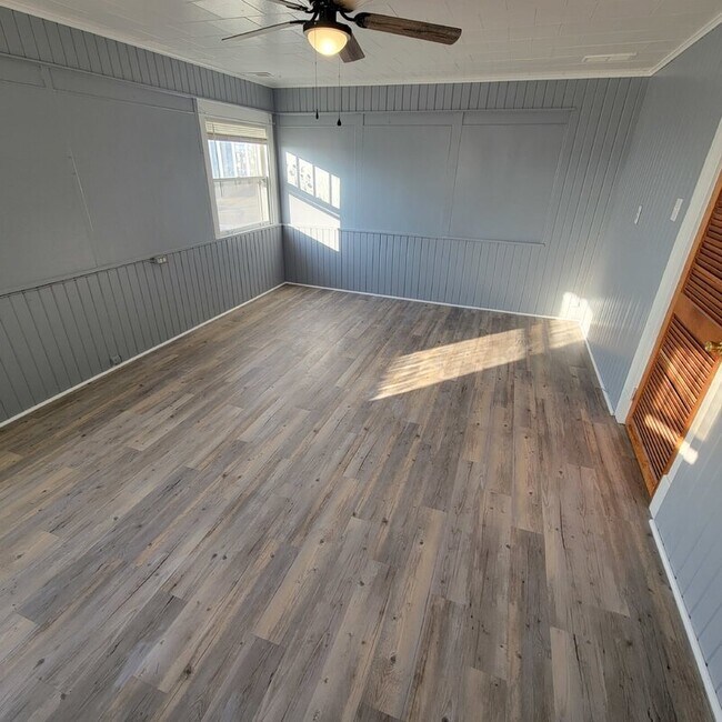 Building Photo - 1402 Willis Ave
