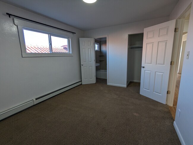 Building Photo - 613 4th St