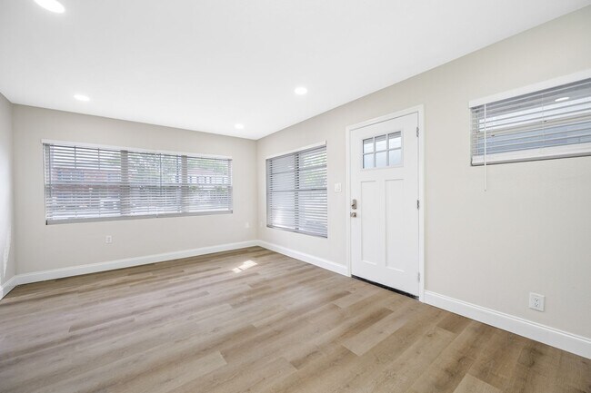 Building Photo - Davis Islands 1/1 Renovated Apartment - IN...