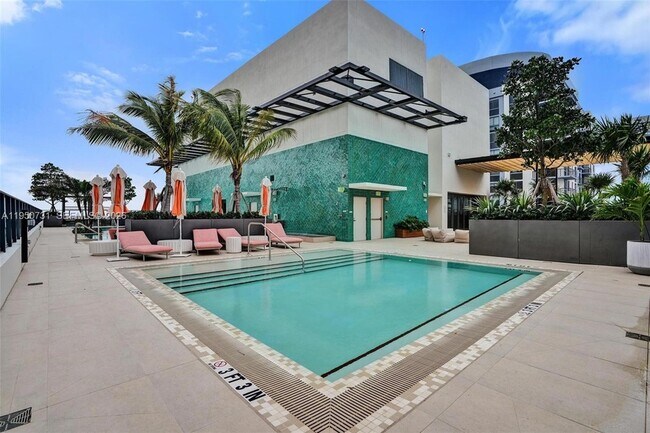 Building Photo - 11 NE 6th St