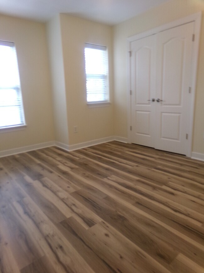 Building Photo - 1041 Fairway Ln