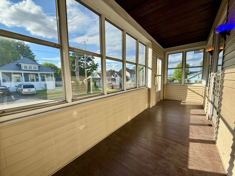 screened in front porch - 1005 Kellogg Ave