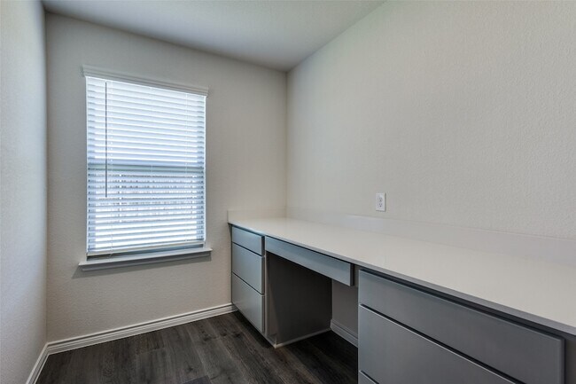 Building Photo - 6213 Abby Dr