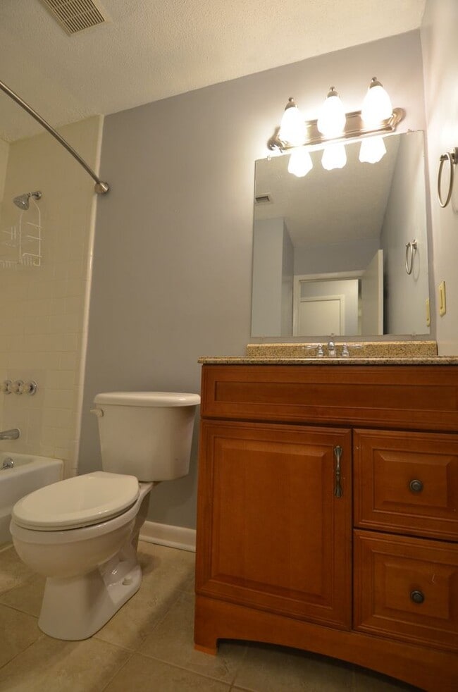 Building Photo - Cute, Spacious 3 BD Townhouse Near UNC and I-40!