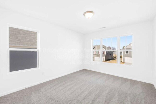 Building Photo - 790 Earhart St NW