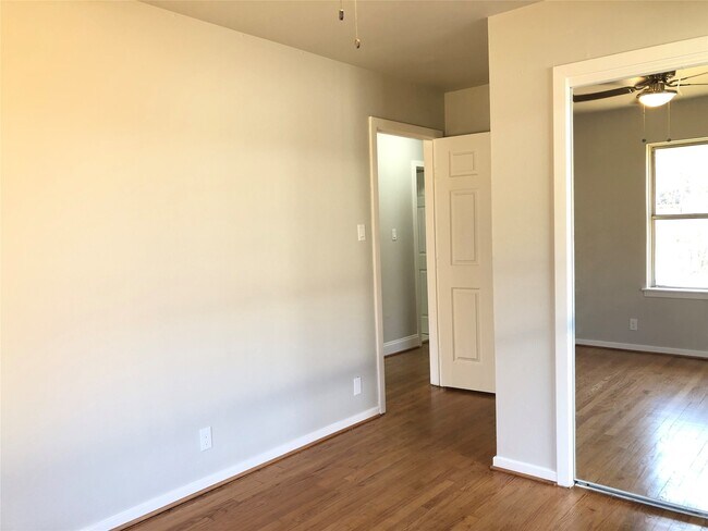 Building Photo - 5005 De Milo Dr