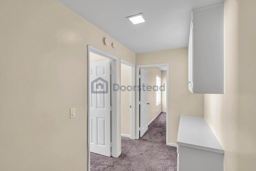 Building Photo - 2521 W Sunflower Ave