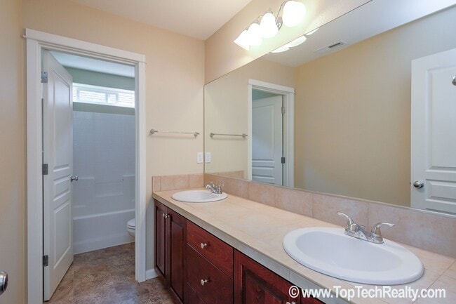 Building Photo - Stunning 4-BR + Den Home | Walk to 53rd Park | Close to Intel | Max & Shopping | Fenced Yard