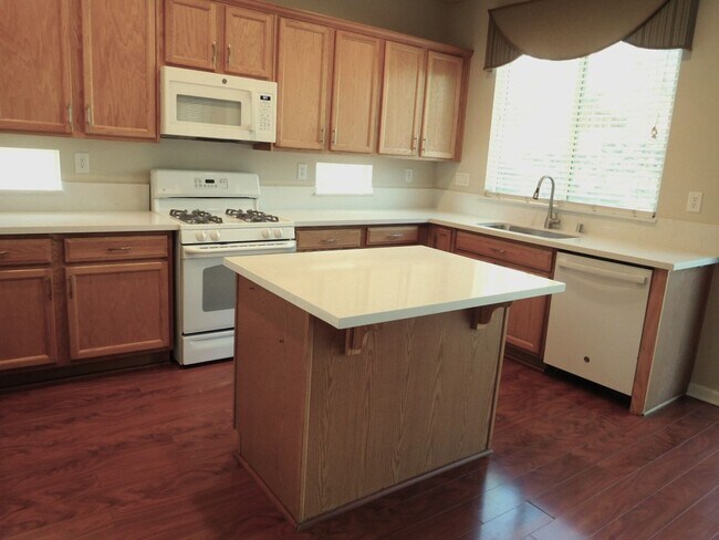 Building Photo - Gorgeous Golden Valley aHome