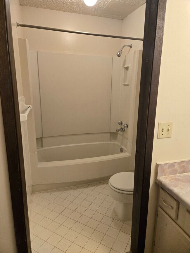 Building Photo - Charming 2 Bedroom, 1 Bath Apartment – Min...