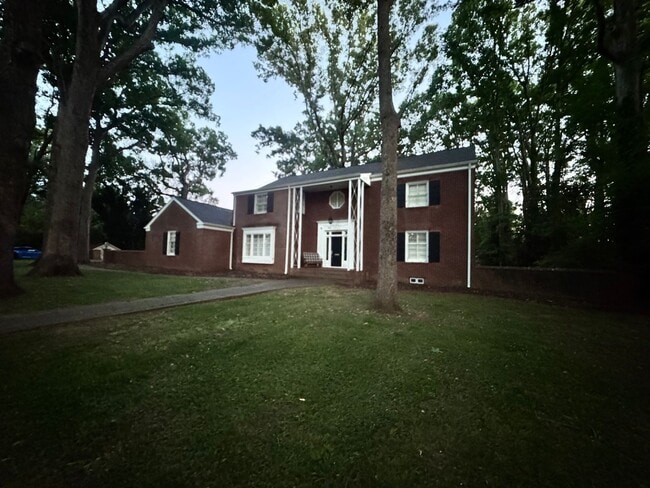 Building Photo - 906 Crescent Cir
