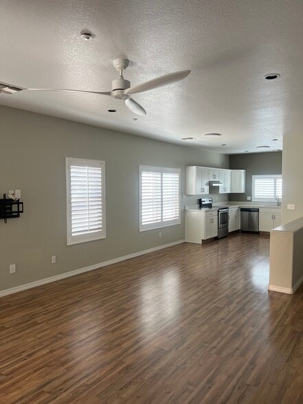 Building Photo - 7500 E Deer Valley Rd