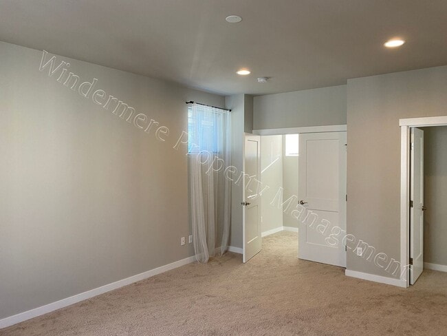 Building Photo - 3-Level Home with Garage and Primary Suite