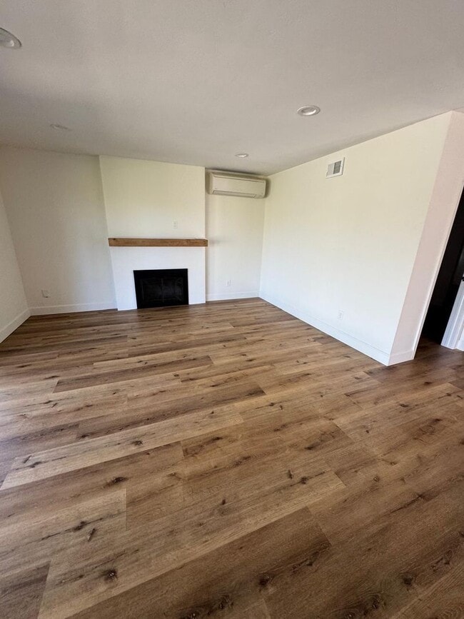 Building Photo - 3 Bedrooms 2 baths house fully remodeled.
