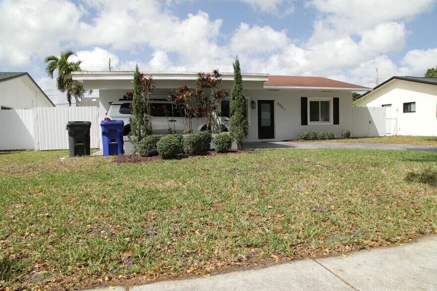 Building Photo - 6451 Pershing St