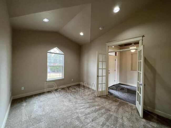 Building Photo - 835 Nutcracker Dr