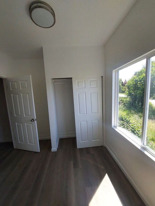 Building Photo - Charming Tacoma Home on a Peaceful Corner Lot!