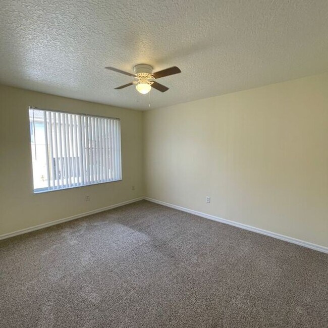 Building Photo - 2715 Fan Palm Dr