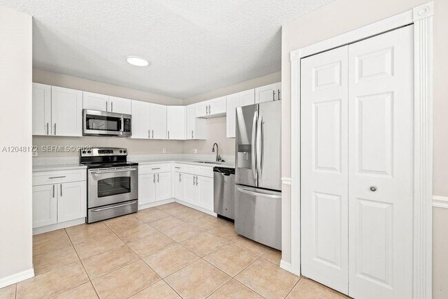 Building Photo - 1542 N Lawnwood Cir