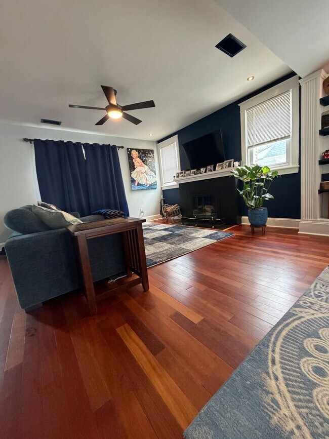 Building Photo - Stunning 4-Bed/2-Bath Home in the heart of Lansdowne! Available First Week of September!