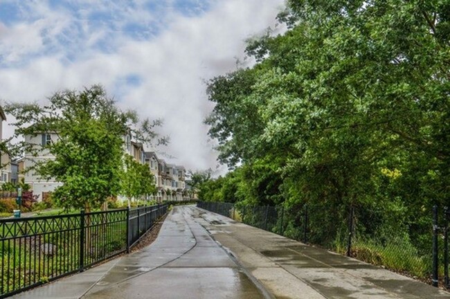 Building Photo - Emerald Vista Luxurious Townhome