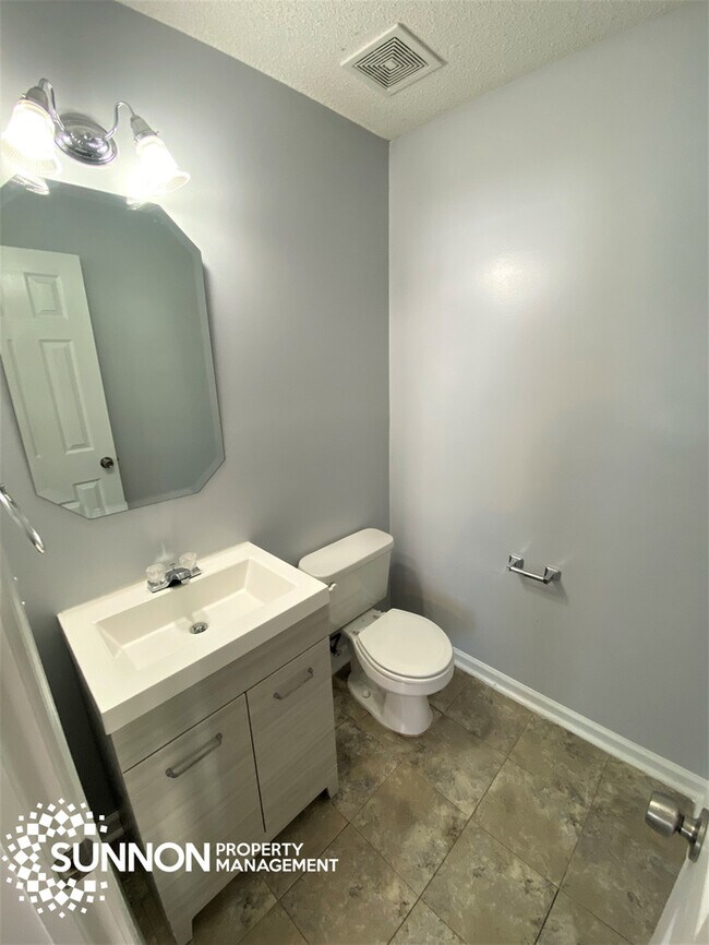 Building Photo - Adorable 3 BR 2.5 BA Updated House + Garage