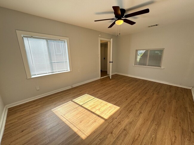 Building Photo - 1115 S 11th St