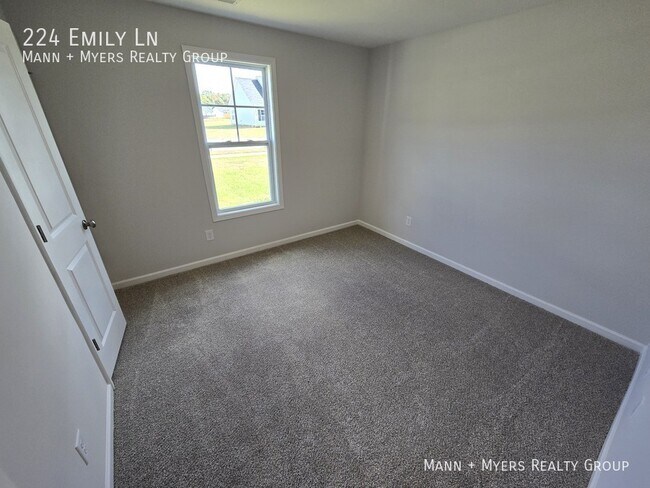 Building Photo - 224 Emily Ln