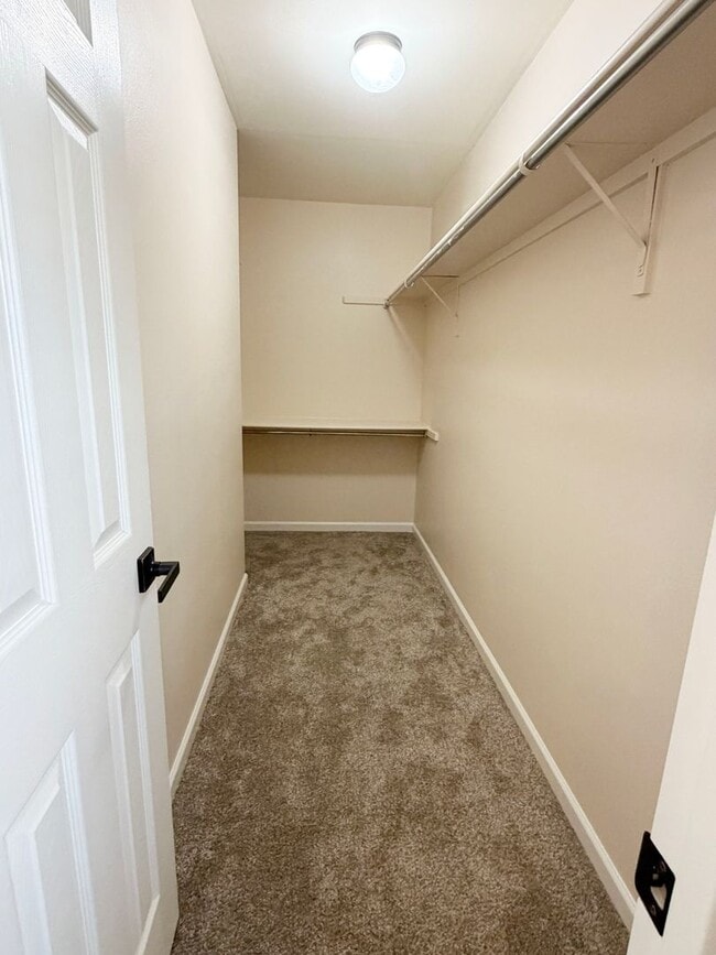 Building Photo - Exceptional 3-bedroom, 2.5-bathroom end unit townhouse located in Arvada