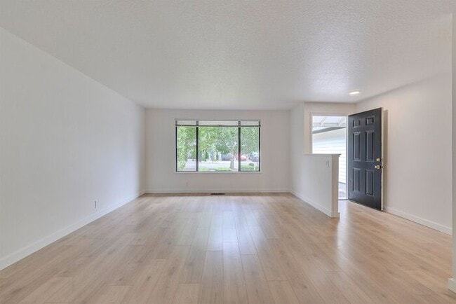 Building Photo - Updated Single Level Home with Large Fenced Yard