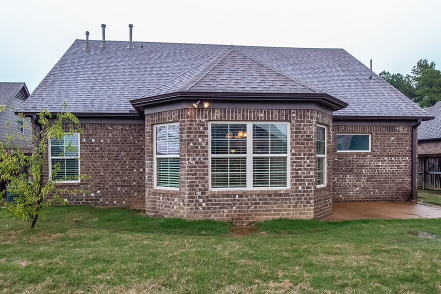 Building Photo - 3145 Pinetree Loop N