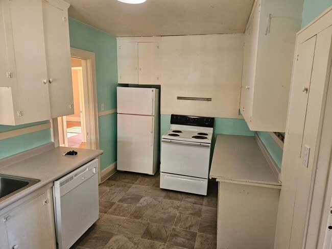 Building Photo - Spacious Campus Home! - $300 OFF 1ST MONTH...