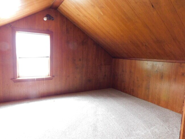 Building Photo - Sharp Bungalow in Great Location