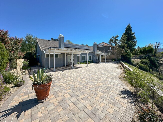 Building Photo - COMING SOON! Single Story 3 Bedroom Home for Rent in Newhall!