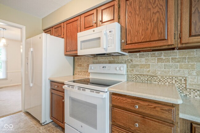 Building Photo - 10924 Lakeshore Dr W