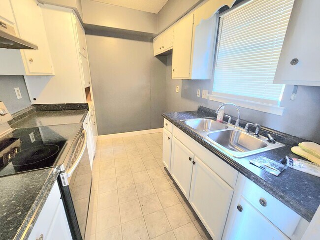 Building Photo - 3 bedroom/2bath  $1295/mth