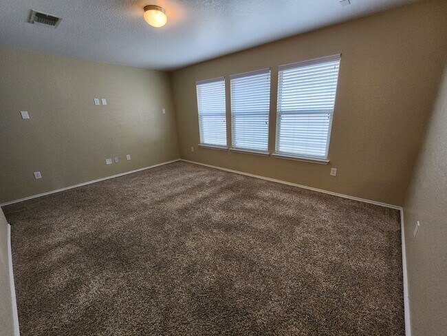 Building Photo - Spacious 3 Bedroom/2.5 Bath Home